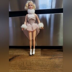 2000 Edition Star Skater Barbie Pink Ice Skater Doll Outfit with White Faux Fur